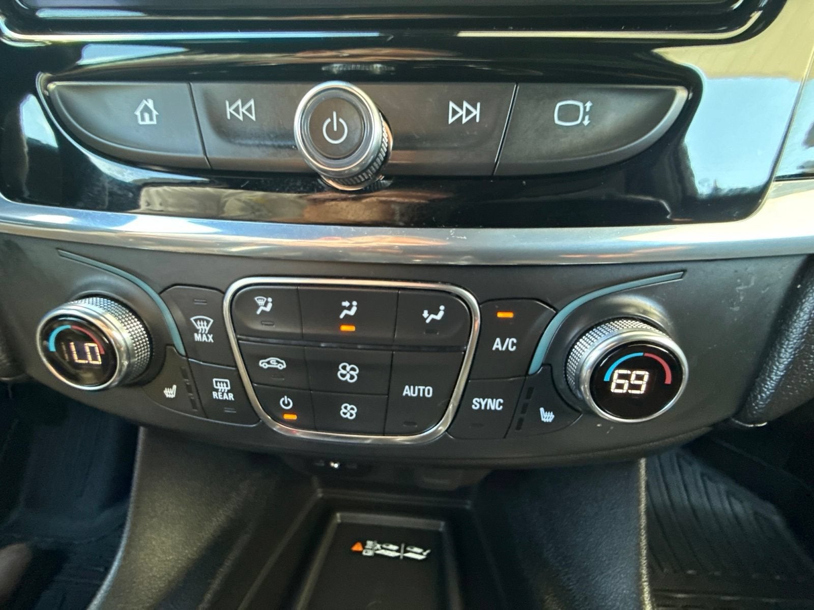 2022 Chevrolet Traverse LT Cloth